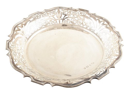 Lot 107 - A silver dish on three scroll feet with pierced decoration, marks for William Atkin, Birmingham, 1907, gross weight 12.63ozt