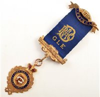 Lot 226 - Small boxed 9ct gold and enamelled RAOB medallion