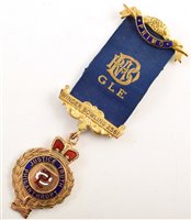 Lot 251 - Boxed 9ct gold and enamelled RAOB medallion