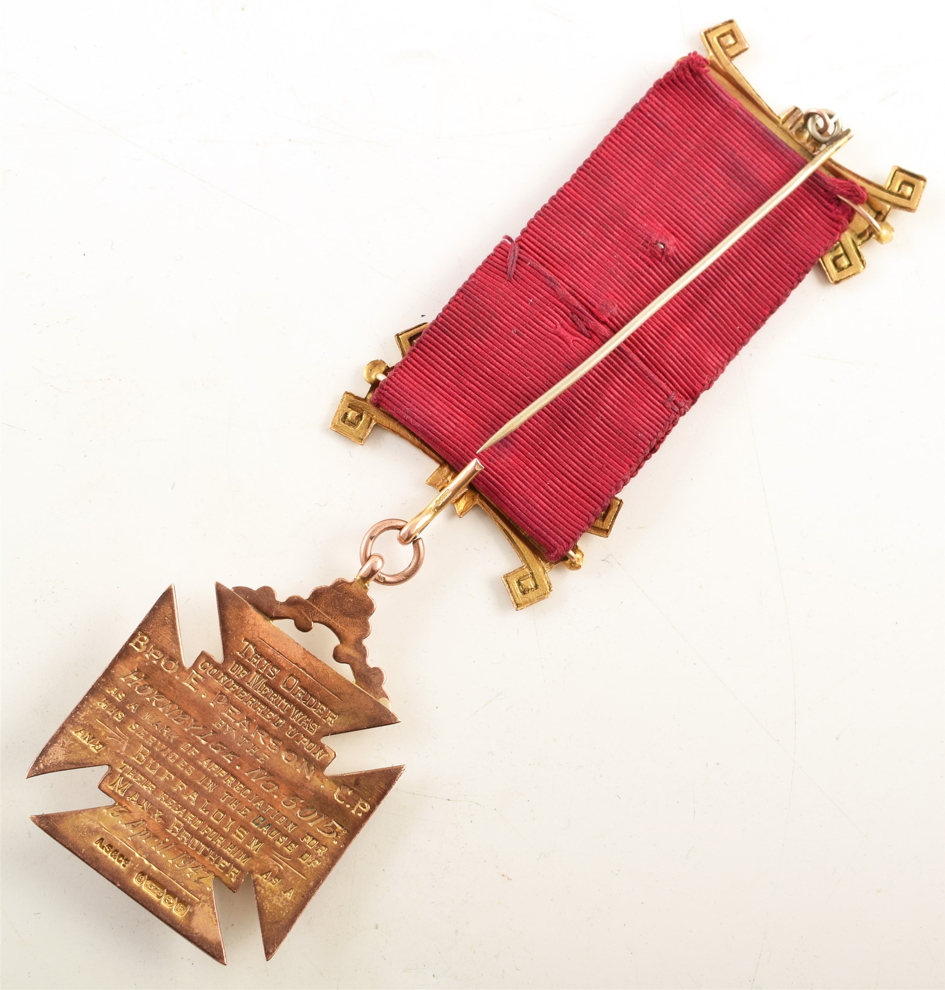 Lot 252 - 9ct gold and enamelled RAOB medallion