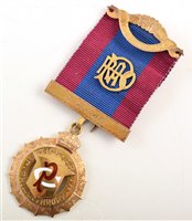 Lot 255 - 9ct gold and enamelled RAOB medallion