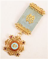 Lot 275 - Boxed 18ct gold and enamelled RAOB medallion