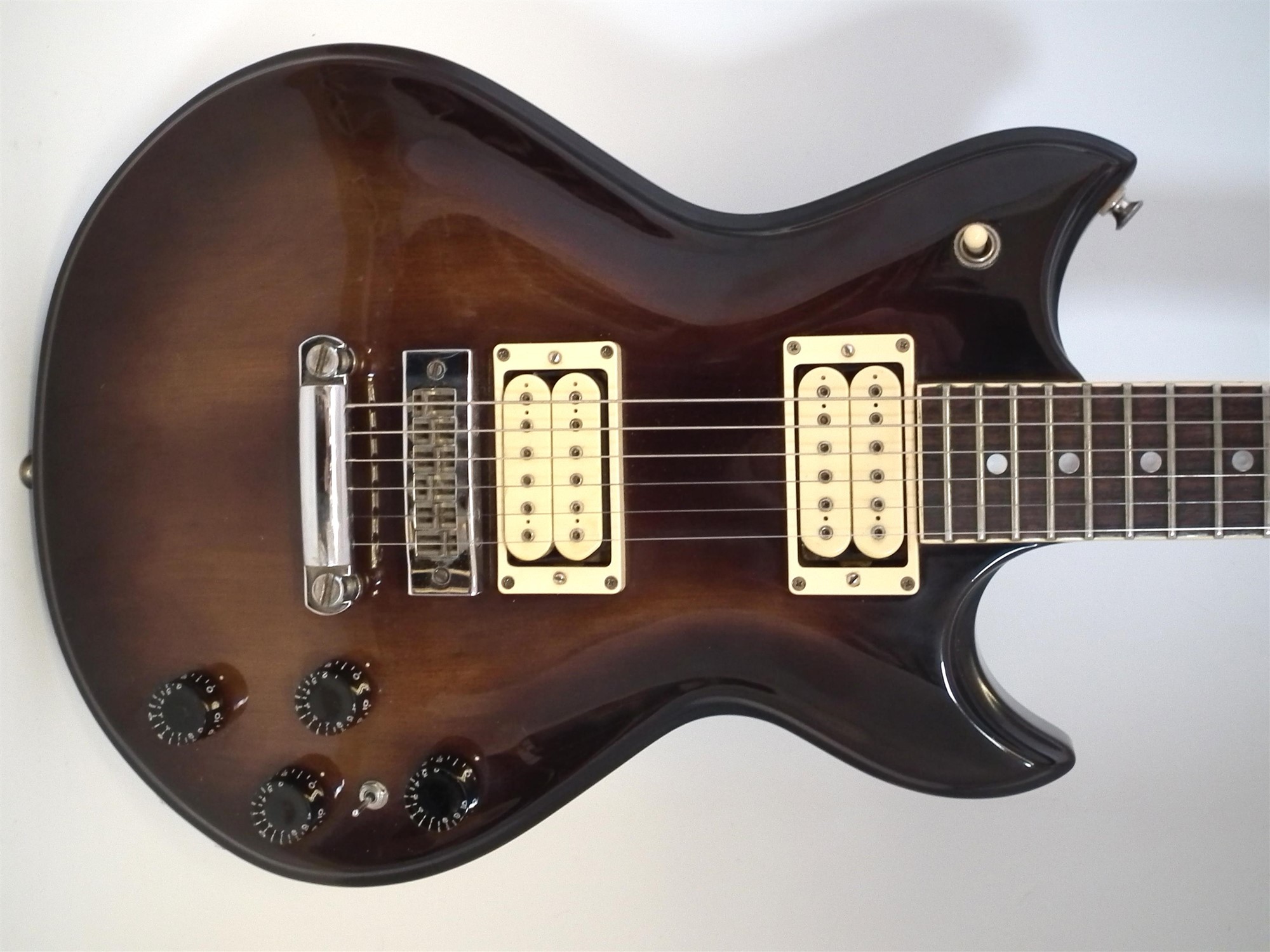 Lot 98 Westbury deluxe electric guitar d