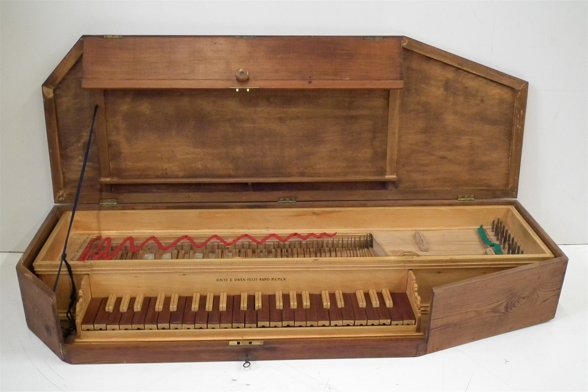 Clavichord modern cu fretări de David OwenClavichord modern cu fretări de David Owen  