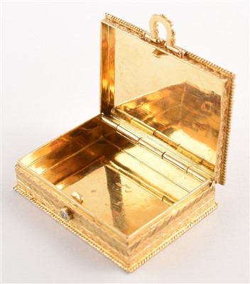 Lot 18 - Continental gold small snuffbox