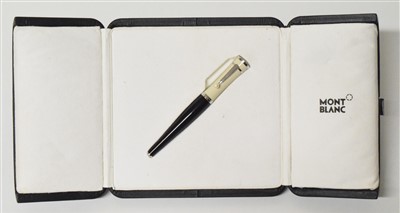 Lot 193 - Montblanc Greta Garbo fountain pen in case.