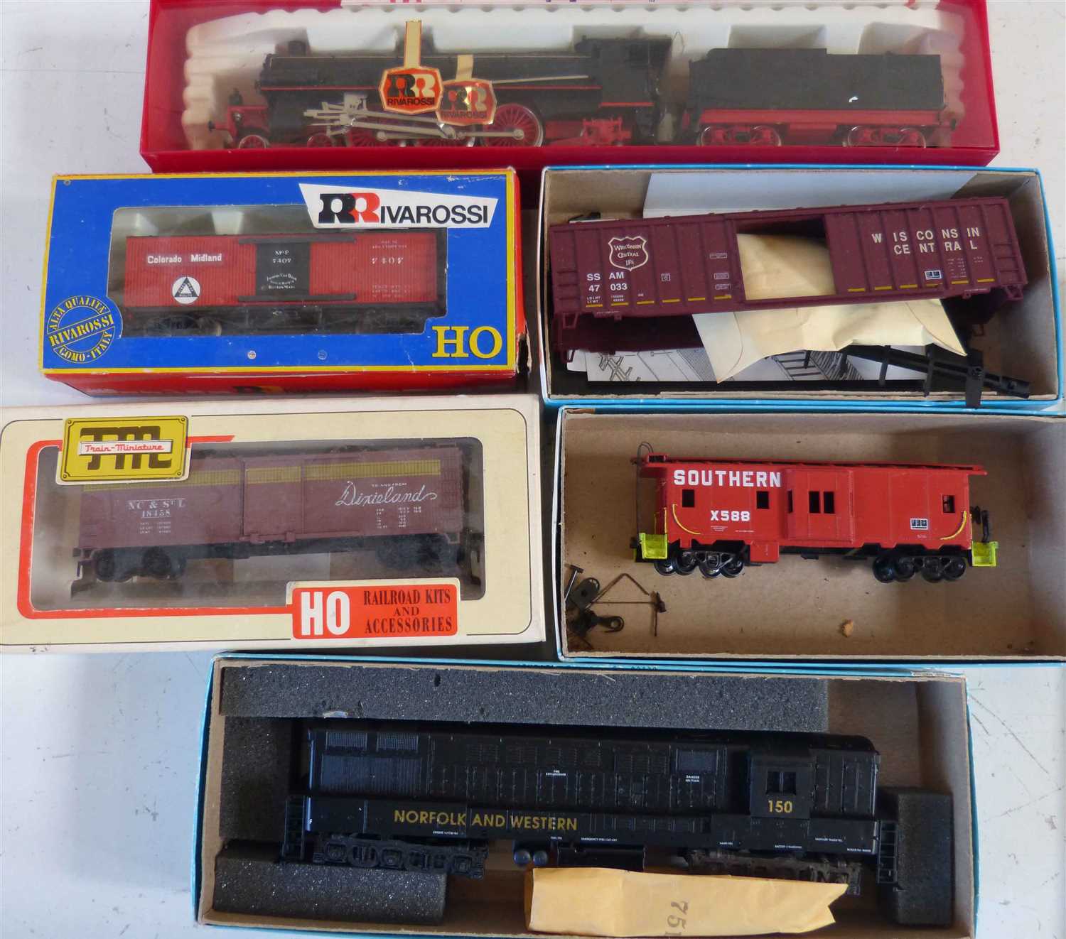 Lot 183 - Boxed Rivarossi locomotive GR-691-022, Missouri Old Time box car, H O Woodsheathed box car, Athearn Train Trainmaster bay window caboose and Wisconsin central railbox