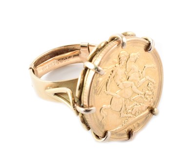 Lot 121 - Full sovereign yellow gold signet ring.