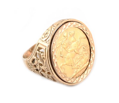 Lot 115 - Full sovereign signet ring in 9ct gold mount and shank.
