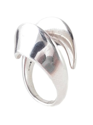 Lot 113 - A Georg Jensen silver ring - pattern 93