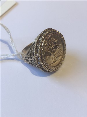 Lot 256 - A sovereign ring