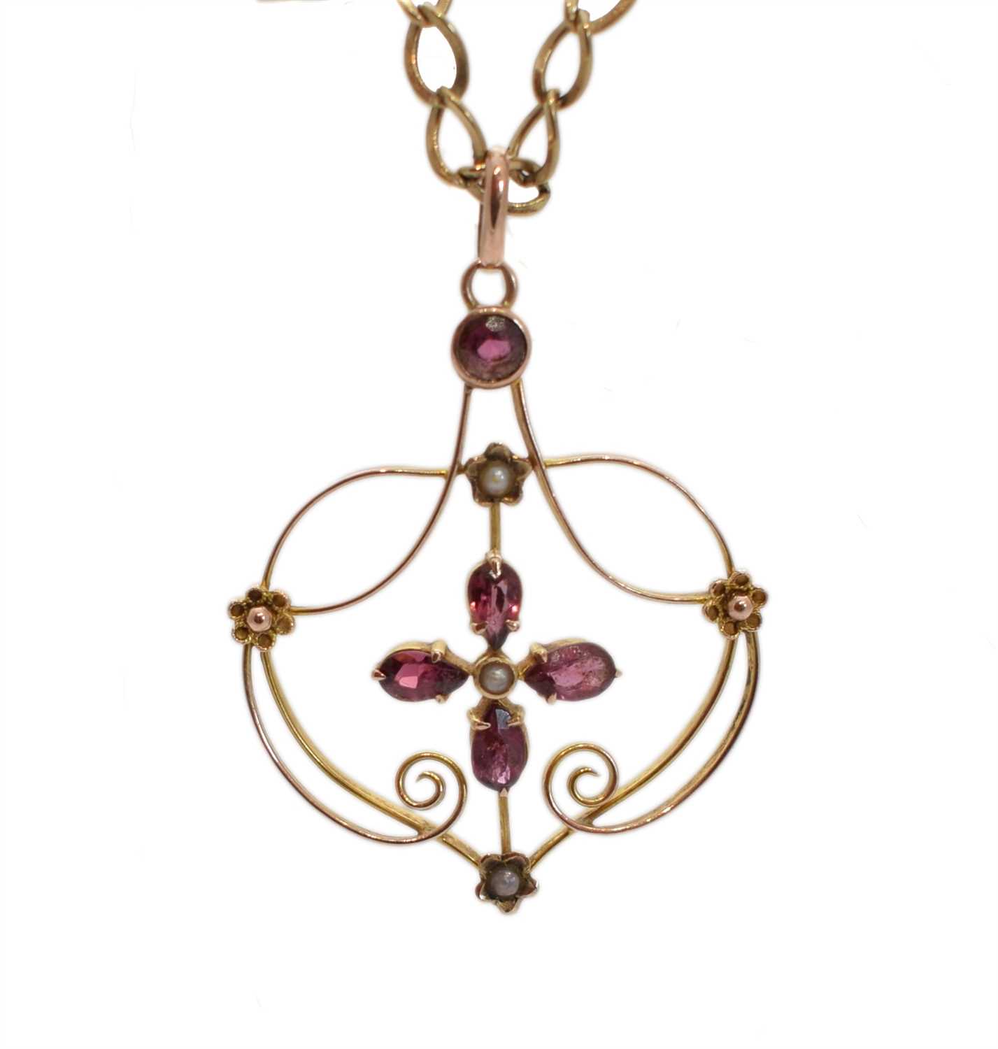 Lot 162 - An early 20th Century garnet and split pearl pendant