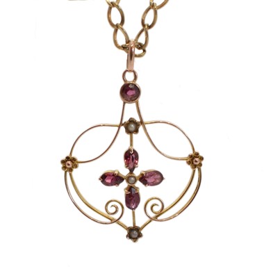 Lot 162 - An early 20th Century garnet and split pearl pendant