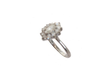 Lot 199 - A Boodles & Dunthorne diamond cluster ring