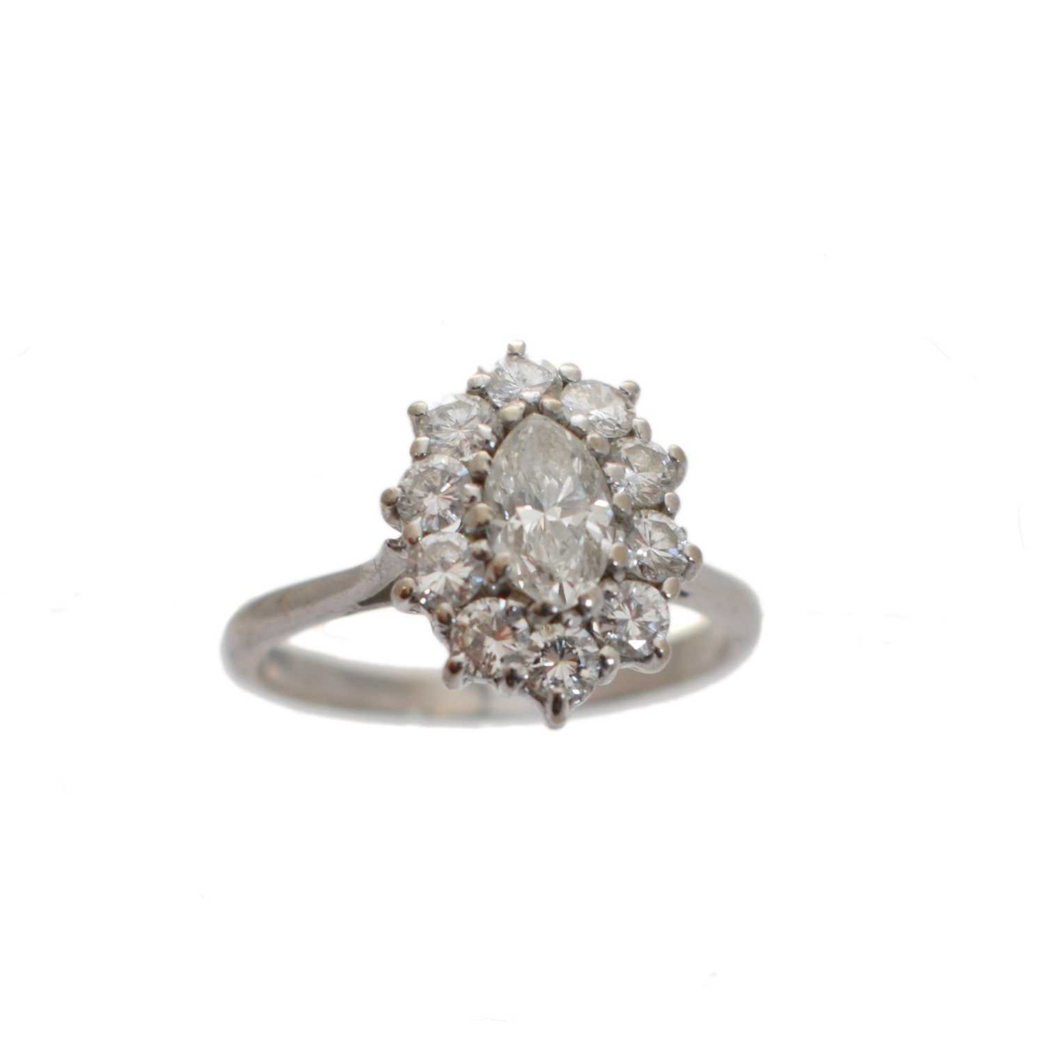 Lot 199 - A Boodles & Dunthorne diamond cluster ring