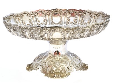 Lot 25 - An early 20th Century silver tazza