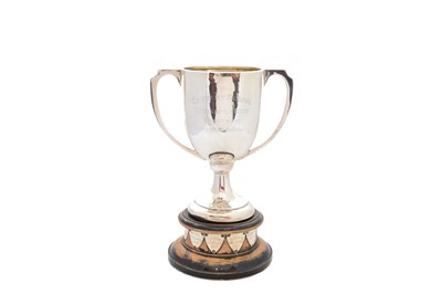 Lot 30 - A Walker & Hall silver trophy