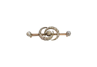 Lot 76 - An early 20th Century diamond and split pearl brooch