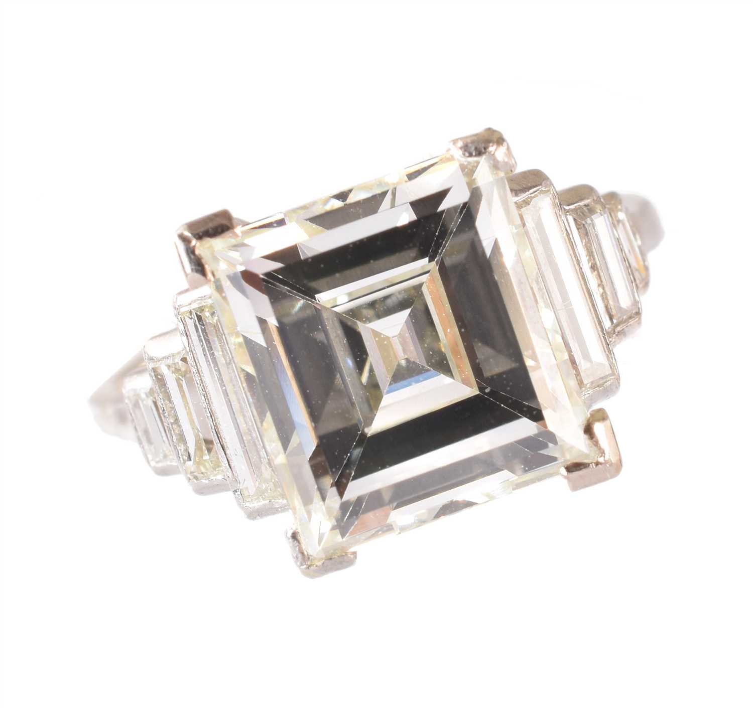 195 - An impressive 18ct gold diamond single stone ring,