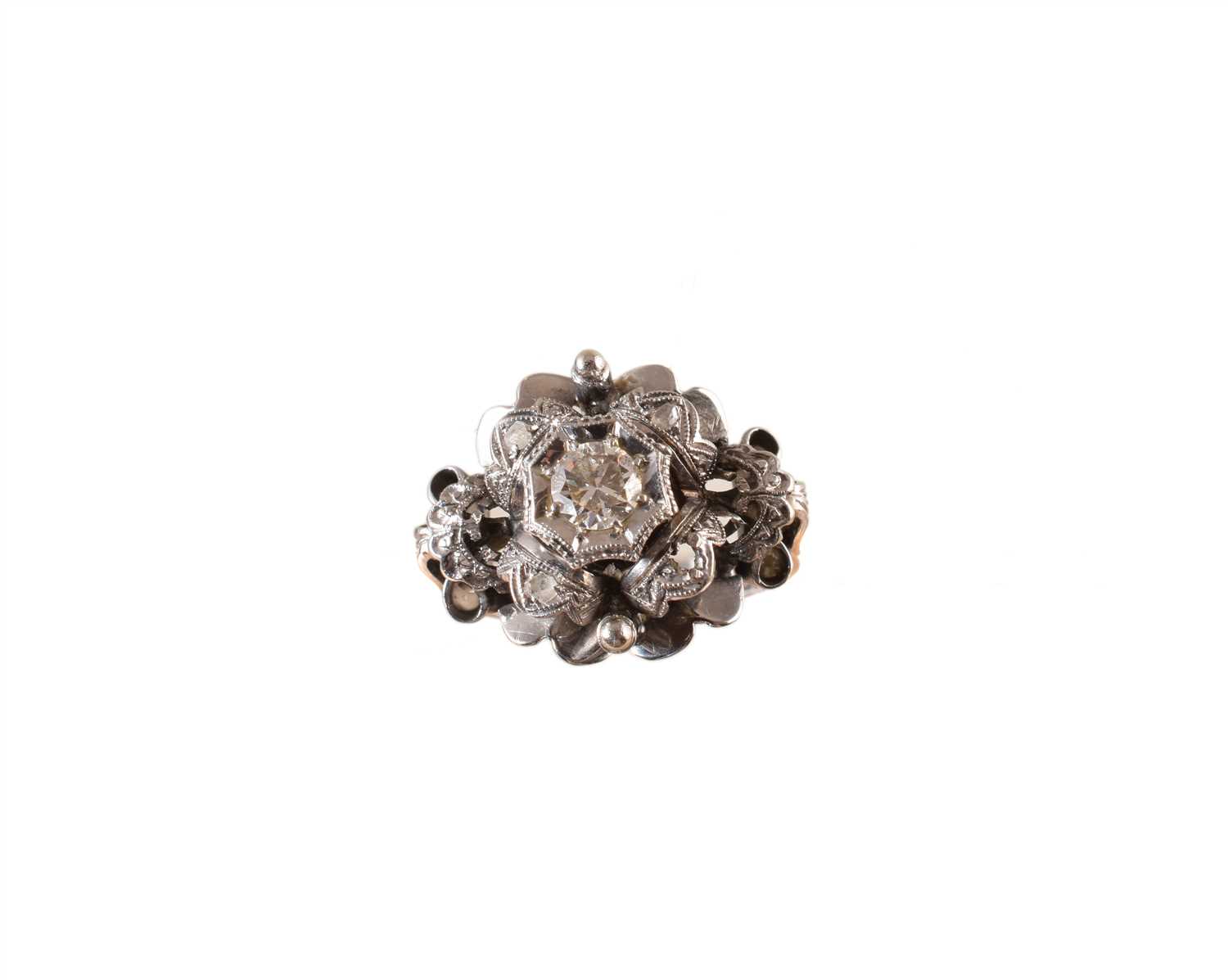 Lot 207 - A diamond cluster ring