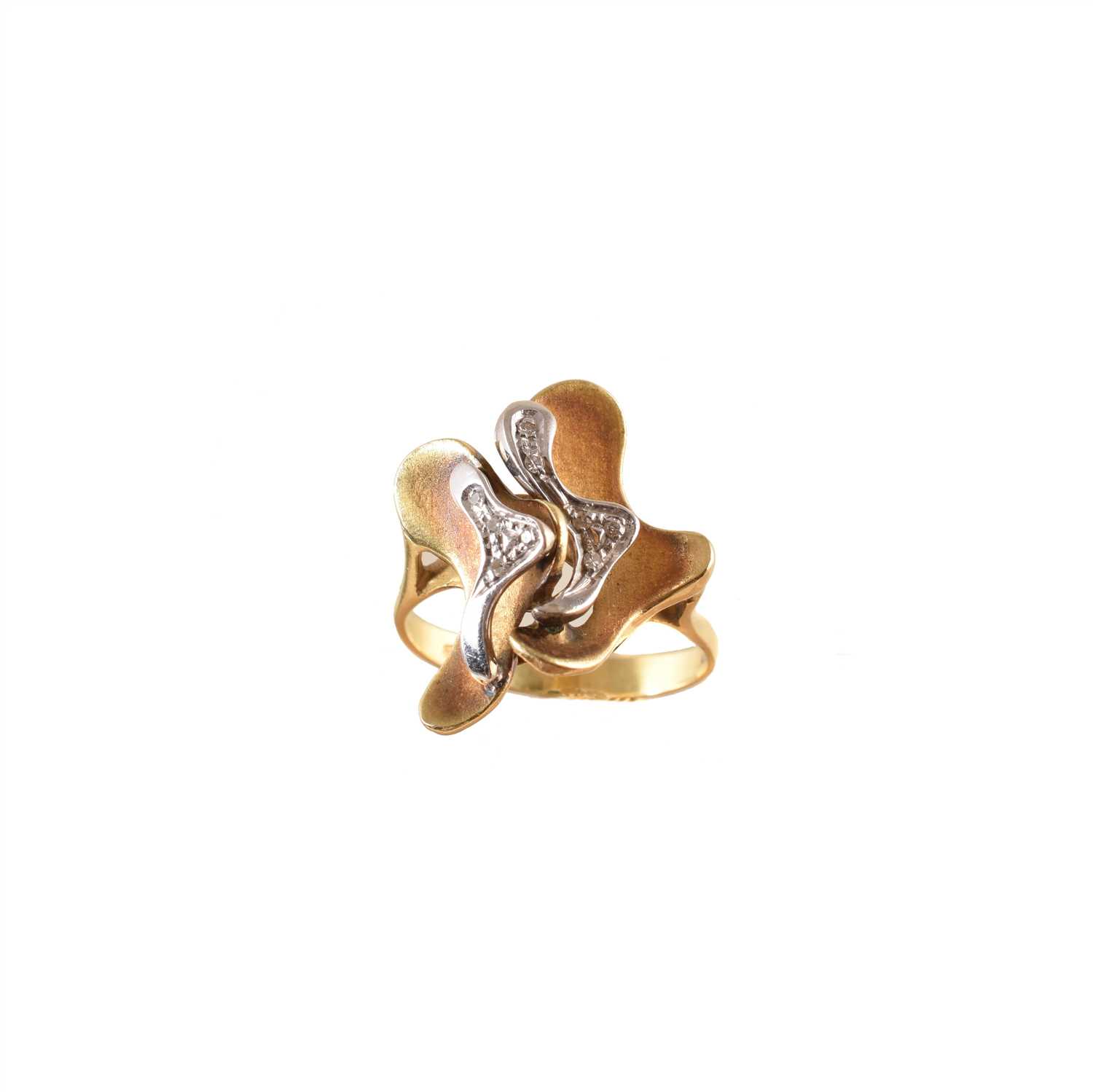 Lot 191 - A diamond dress ring