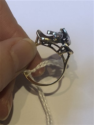 Lot 191 - A diamond dress ring