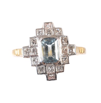 Lot 204 - An aquamarine and diamond cluster ring