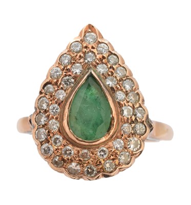 Lot 259 - An emerald and diamond cluster ring