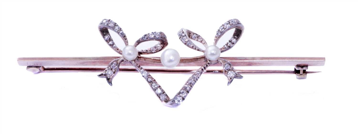 Lot 89 - An early 20th Century diamond and seed pearl brooch