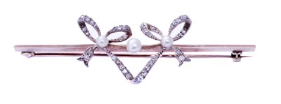 Lot 89 - An early 20th Century diamond and seed pearl brooch