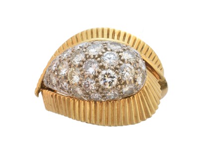 Lot 213 - An 18ct gold diamond cluster ring