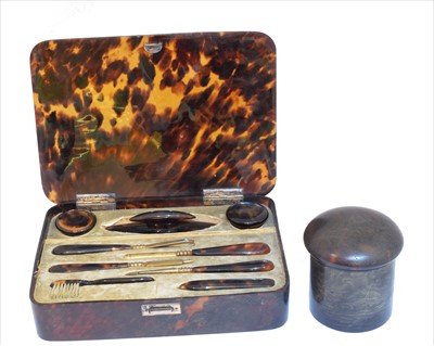 Lot 206 - An early 20th Century silver and tortoiseshell vanity case