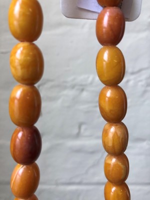 Lot 189 - A butterscotch amber necklace