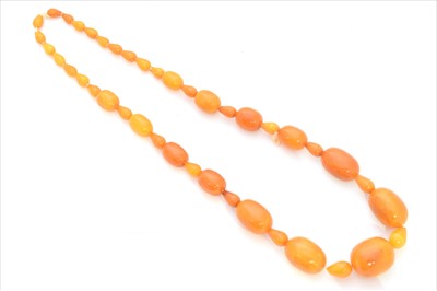 Lot 181 - A butterscotch amber necklace