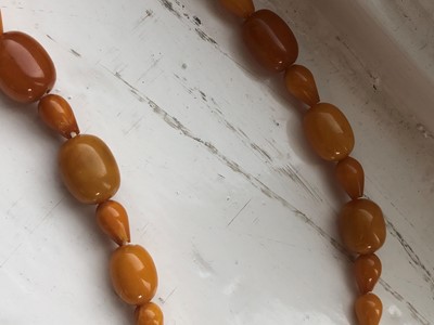 Lot 181 - A butterscotch amber necklace