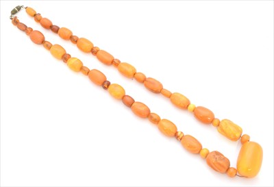 Lot 188 - An amber necklace
