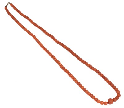 Lot 119 - A coral bead necklace