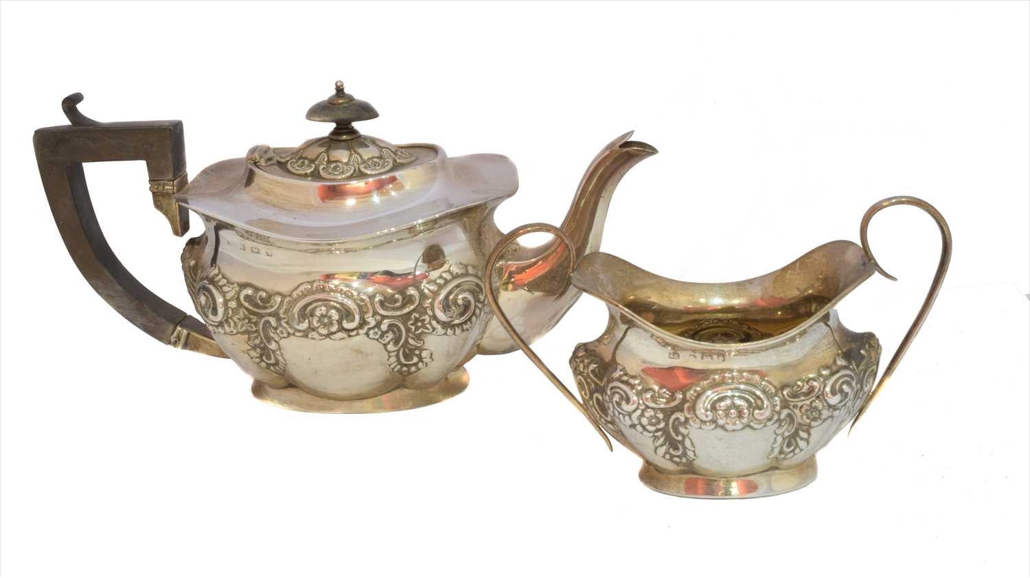 Lot 40 - An Edwardian silver teapot and sugar bowl