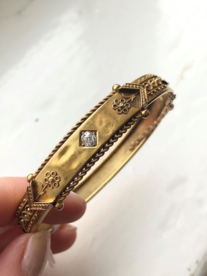 Lot 8 - A late Victorian diamond hinged bangle
