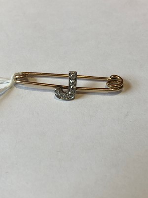 Lot 54 - A diamond initial brooch