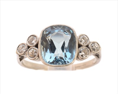 Lot 259 - An aquamarine and diamond dress ring