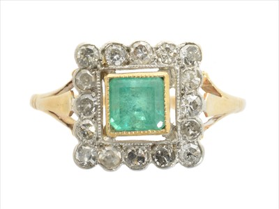 Lot 141 - An emerald and diamond cluster ring