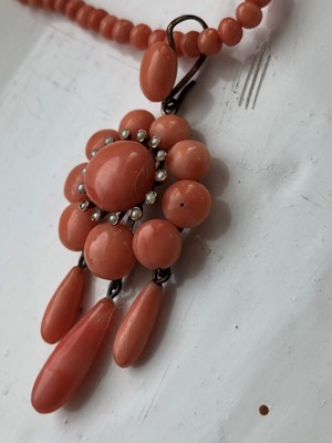 Lot 164 - A coral and seed pearl necklace