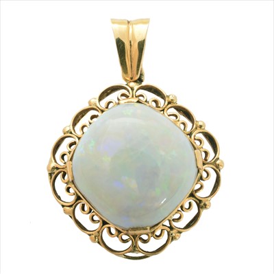 Lot 120 - An opal pendant