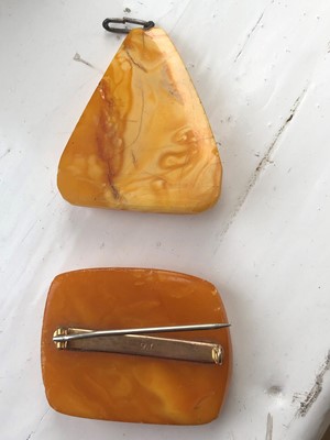Lot 180 - A selection of amber jewellery