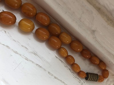 Lot 186 - A butterscotch amber necklace