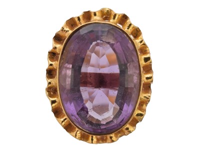 Lot 298 - An amethyst dress ring