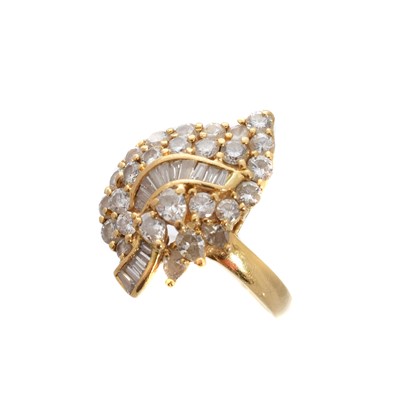 Lot 165 - A diamond cluster ring