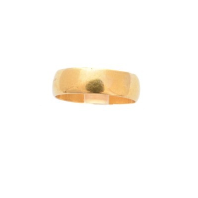 Lot 182 - A 22ct gold band ring