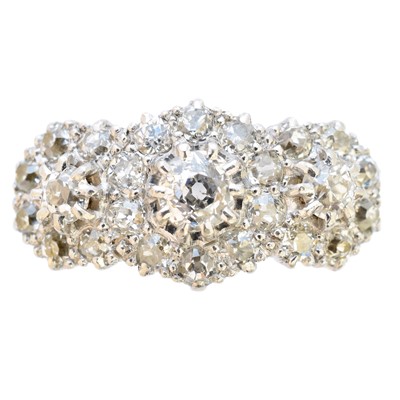 Lot 174 - A diamond cluster ring